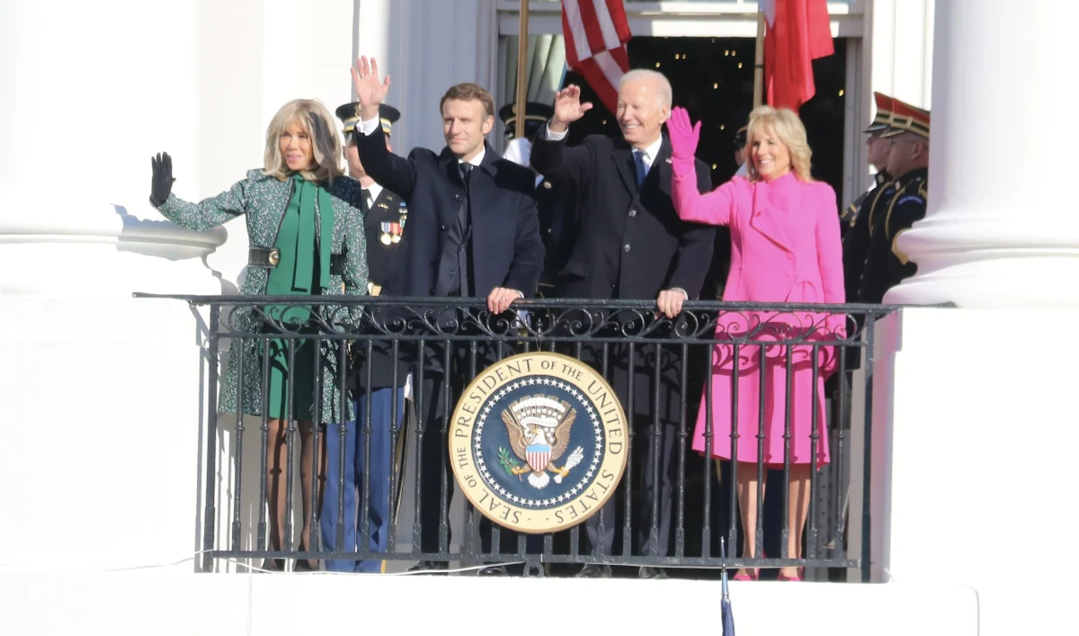 W Białym Domu trwa spotkanie Joe Bidena z Emanuelem Macronem. Prezydent Stanów Zjednoczonych powitał przywódcę Francji z najwyższymi honorami. Prezydenci mówili, że oba kraje łączą te same wartości. Podkreślali, że są zjednoczeni w kwestii pomocy Ukrainie i ocenie rosyjskiej inwazji.