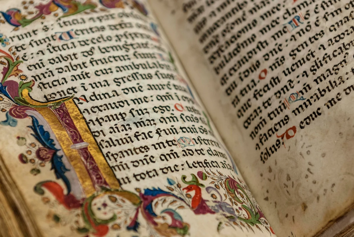 W staroangielskim manuskrypcie natrafiono na sekretne zapiski sprzed prawie 1400 lat. Naukowcy dokonali tego odkrycia posługując się nowoczesnymi technologiami. 