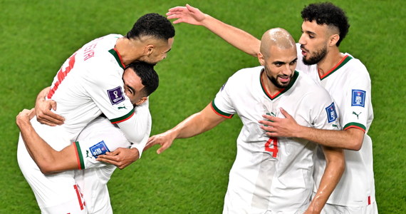 Piłkarze reprezentacji Maroko sprawili ogromną radość swoim rodakom, awansując do fazy pucharowej mistrzostw świata. W spotkaniu kończącym rywalizację w grupie F pokonali Kanadę 2:1 i zajęli pierwsze miejsce. Z grupy wyszli także Chorwaci, którzy bezbramkowo zremisowali z Belgami.