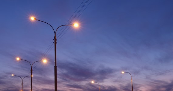 Od 1 grudnia wiele miast w Małopolsce ogranicza zużycie prądu i wyłącza oświetlenie w nocy. "Cięcie kosztów jest konieczne, a najłatwiej zrezygnować z najmniej potrzebnych rzeczy, kiedy prawie wszyscy śpią" – argumentują małopolscy samorządowcy, którzy już dostali gigantyczne rachunki za dostawy energii elektrycznej. 