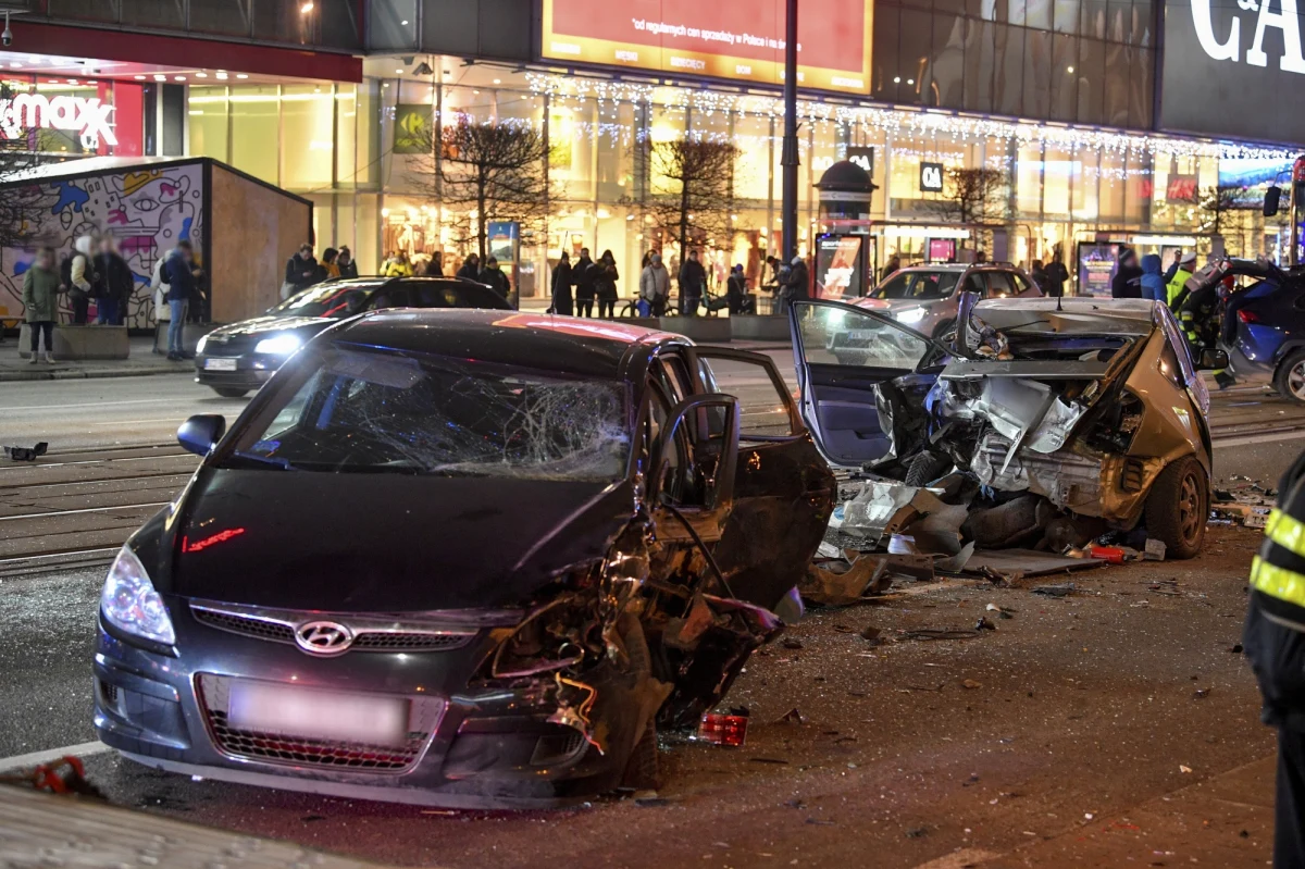 Siedem osób zostało rannych w zderzeniu łącznie dziewięciu samochodów na ulicy Marszałkowskiej w centrum Warszawy. Do karambolu doszło w czwartek w szczycie popołudniowych powrotów. Centrum stolicy było przez kilka godzin sparaliżowane.