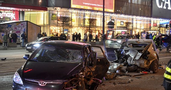 Siedem osób zostało rannych w zderzeniu łącznie dziewięciu samochodów na ulicy Marszałkowskiej w centrum Warszawy. Do karambolu doszło w czwartek w szczycie popołudniowych powrotów. Centrum stolicy było przez kilka godzin sparaliżowane.