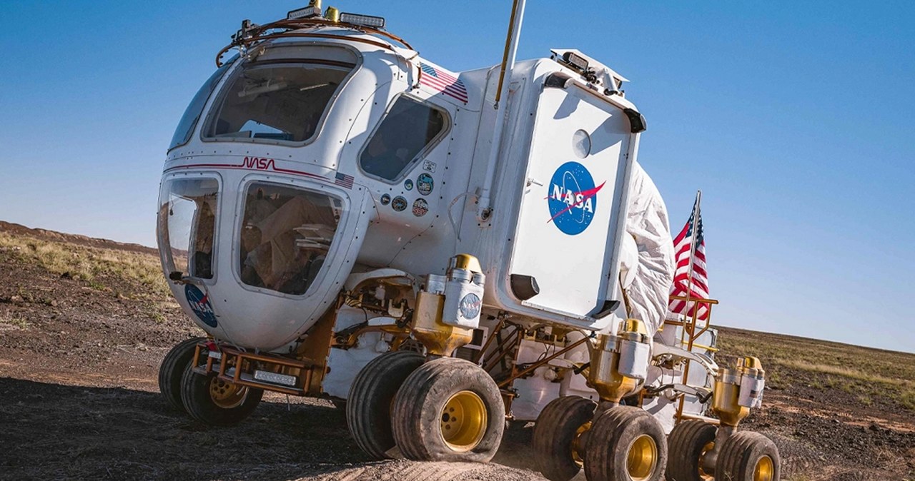 Niesamowite eksperymenty są obecnie realizowane na pustyni w Arizonie. Pojawił się tam bardzo ciekawie prezentujący się załogowy łazik, który poleci na Księżyc i pozwoli astronautom eksplorować powierzchnię. NASA podała datę tego wielkiego wydarzenia.