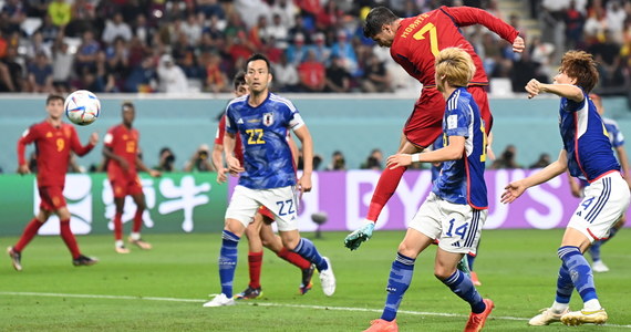 Japonia sensacyjnym zwycięzcą grupy E. Pokonała Hiszpanię 2:1. Obie drużyny grają na mundialu dalej. 