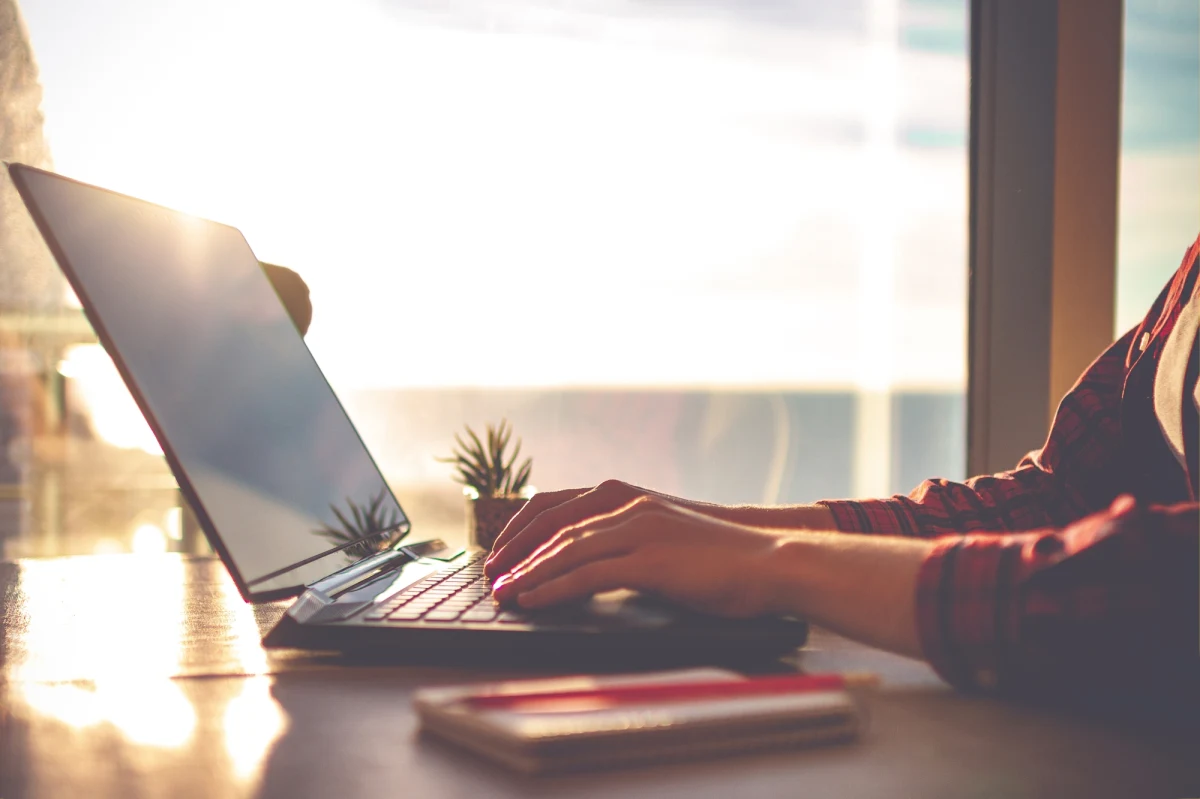 Praca zdalna będzie mogła być wykonywana całkowicie lub częściowo w miejscu wskazanym przez pracownika i każdorazowo uzgodnionym z pracodawcą - przewiduje nowelizacja Kodeksu pracy, którą uchwalił Sejm. Ponadto, pracodawcy będą mogli wprowadzić kontrolę trzeźwości pracowników.