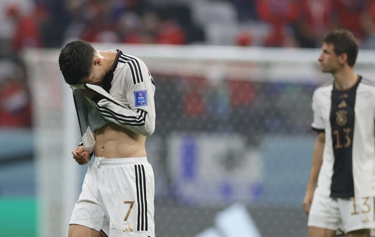 "Brakowało nam skuteczności w tym turnieju. Oczywiście rozczarowanie jest ogromne, musimy najpierw przez to przejść" - powiedział po odpadnięciu z mundialu trener piłkarskiej reprezentacji Niemiec Hansi Flick. "Najgorszy dzień w mojej karierze" - tak swój występ w mistrzostwach świata skomentował Joshua Kimmich. Porażkę reprezentacji szeroko komentują też niemieckie media. Portal niemieckiego "Bilda" pisze wprost o wstydzie, jaki kadra przyniosła naszym sąsiadom, dziennikarz "Die Welt" ogłasza, że niemiecki futbol sięgnął dna.