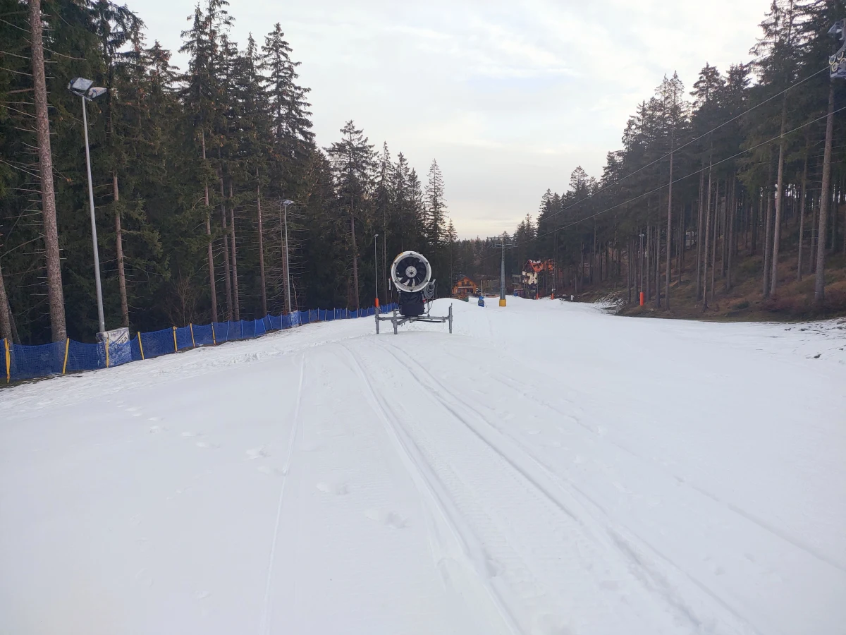 W najbliższy weekend (3-4 grudnia) pierwsi narciarze i snowboardziści będą mogli rozpocząć długo wyczekiwany sezon u podnóża Śnieżki w Karpaczu. Na początek udostępniona zostanie jedna trasa o długości 1100 metrów.
