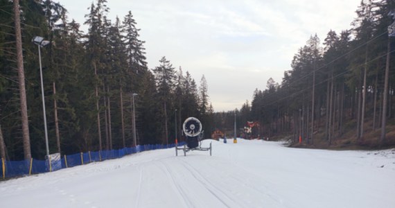 W najbliższy weekend (3-4 grudnia) pierwsi narciarze i snowboardziści będą mogli rozpocząć długo wyczekiwany sezon u podnóża Śnieżki w Karpaczu. Na początek udostępniona zostanie jedna trasa o długości 1100 metrów.