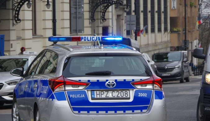 Policjanci zatrzymali kierowcę do kontroli drogowej. Skradziono im radiowóz