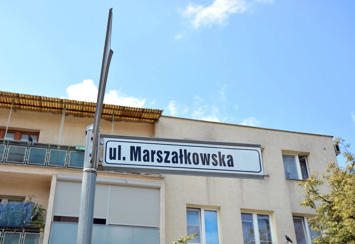 Warszawski ratusz przeprowadza właśnie wśród mieszkańców lokali komunalnych ankiety, w których są zobowiązani podać – pod groźbą odpowiedzialności karnej – wysokość swoich dochodów. To efekt wprowadzonej w 2019 roku nowelizacji ustawy o ochronie praw lokatorów. Niektórzy mogą stracić prawo do wynajmu mieszkania. 
