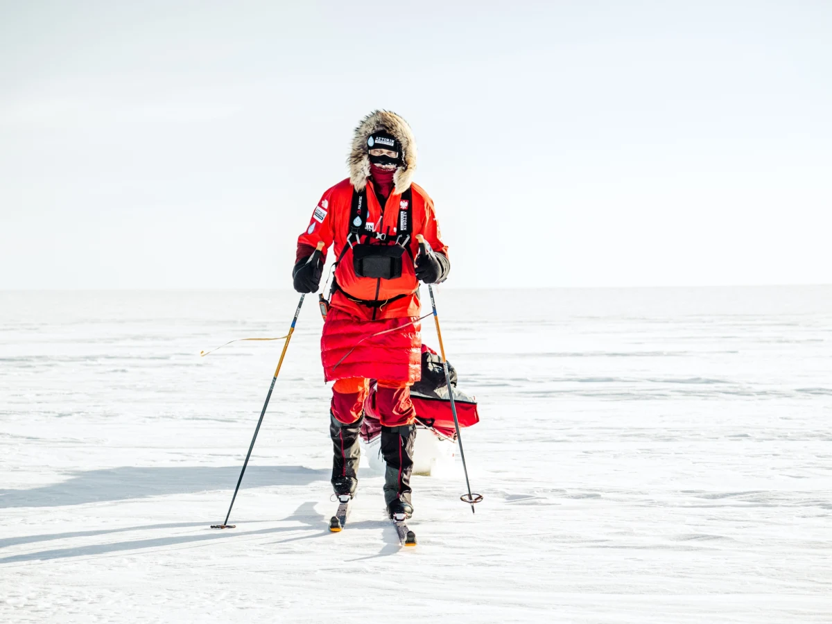 "Liczyłem, że pogoda będzie trochę bardziej łaskawa, ale z drugiej strony Antarktyda nie byłaby Antarktydą, gdyby cały czas świeciło tutaj słońce i było plus 30 stopni. Przyjmuję to, co mnie spotkało, z pokorą i zrozumieniem. Cały czas cieszę się z tego, że tutaj jestem. Nie upadam na duchu" - mówi w kolejnym specjalnym łączeniu z Antarktydy z RMF FM Mateusz Waligóra. Podróżnik już od ponad 2 tygodni wędruje w kierunku bieguna południowego. Trasę pokonuje samotnie, bez wsparcia z zewnątrz, poruszając się na nartach i ciągnąc cały ekwipunek na saniach. Za nim już 220 kilometrów, a przed nim - prawie 1000.