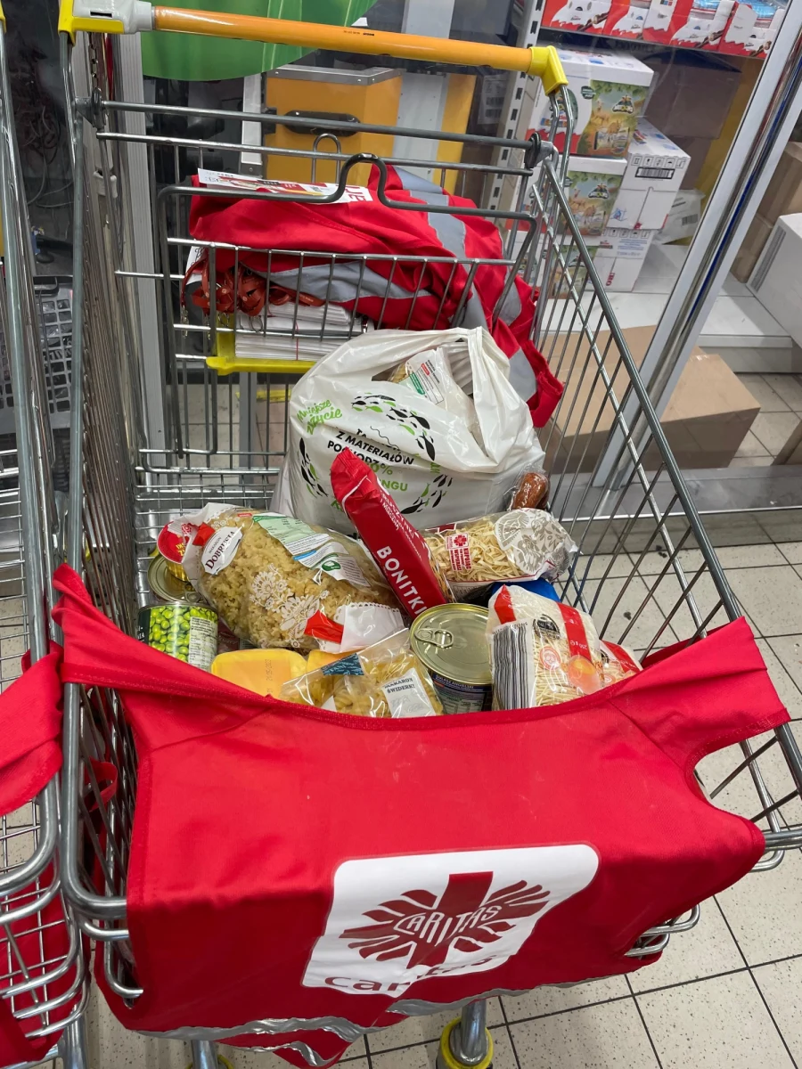 Dziś i jutro w sklepach w całej Polsce spotkacie wolontariuszy Caritasu. Rozpoczęła się XXI Ogólnopolska Zbiórka Żywności "Tak. Pomagam!", Zebrane produkty trafią do najuboższych  rodzin oraz do placówek Caritasu, by mogły one przygotować świąteczne posiłki.

