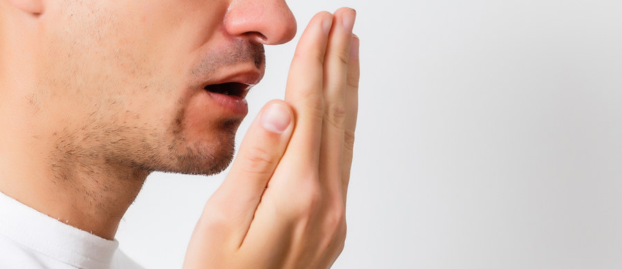 Najczęstszym powodem powstawania przykrego zapachu z ust jest niewystarczająca, bądź niewłaściwa, higiena jamy ustnej. Mówiąc wprost: zbyt rzadkie i niestaranne czyszczenie zębów i przestrzeni międzyzębowych, skutkujące tym, że pozostające tam resztki jedzenia są rozkładane przez bakterie, które w efekcie przemian metabolicznych produkują związki lotne siarki - mówi lek. stom. Bartłomiej Karaś - endodonta, członek m.in. Działu Badawczego Polskiego Towarzystwa Endodontycznego.