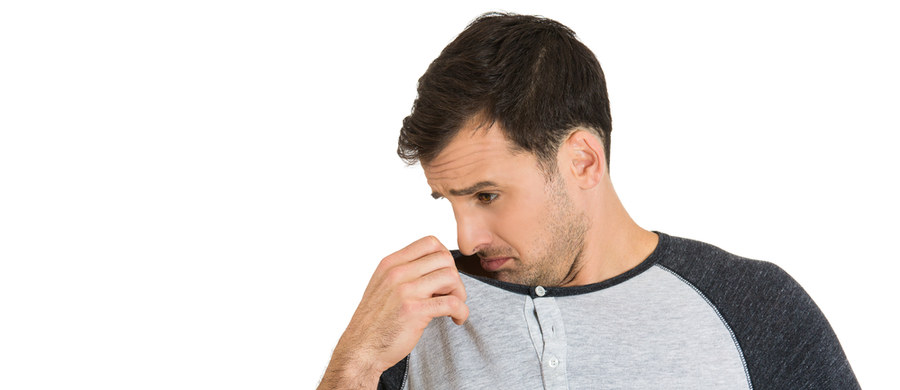 Zapach ciała może być spowodowany wieloma czynnikami, takimi jak ćwiczenia fizyczne lub upalna pogoda, ale może również sygnalizować problemy zdrowotne. 