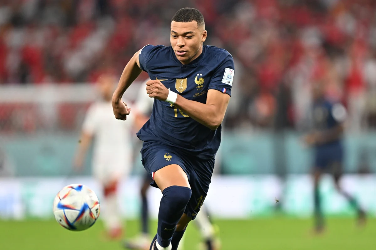 ​"Jeżeli tylko francuscy napastnicy lub ofensywni pomocnicy zauważą, że jest przestrzeń w linii obrony, to niestety możemy być w tarapatach" - mówił Igor Lewczuk, polski piłkarz i ekspert od piłki francuskiej. Już w niedzielę o 16:00 zmierzymy się w 1/8 finałów mundialu w Katarze z reprezentacją Francji. Gościem w Radiu RMF24 był Igor Lewczuk, reprezentant Polski i ekspert od piłki nożnej francuskiej w CANAL+ Sport, który tłumaczył jak nasza reprezentacja powinna się przygotować do meczu z aktualnymi mistrzami świata. 