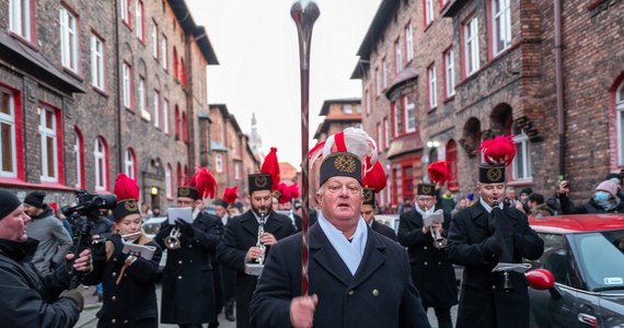 "To było zawsze wielkie święto na Śląsku, ale wiadomo, że kopalnie są zamykane, że już nie ma takiego orszaku. Orkiestry dęte już przestają funkcjonować w domach kultury. Nie jest to już takie wesołe, radosne święto jak kiedyś" - mówił Robert Talarczyk, aktor, reżyser i dyrektor Teatru Śląskiego im. Stanisława Wyspiańskiego w Katowicach w rozmowie dla Radia RMF24.