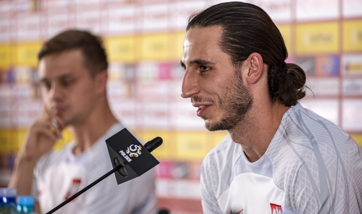 "Może mamy jeden procent szans na pokonanie Francji, ale to i tak więcej, niż gdybyśmy nie wyszli z grupy" - powiedział Kamil Grabara podczas piątkowej konferencji prasowej reprezentacji Polski. Golkiper odnosząc się do zarzutów dotyczących kiepskiej postawy Biało-Czerwonych w meczach grupowych, powiedział, że "to nie skoki narciarskie, żeby oceniać styl gry".