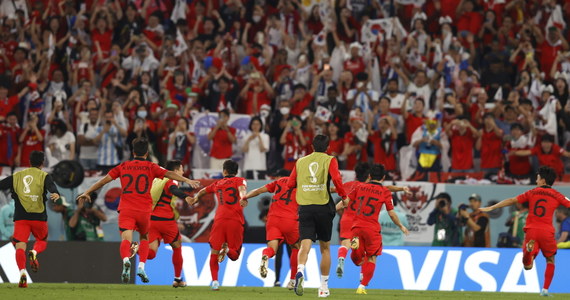 Korea Południowa pokonała Portugalię 2:1 i awansowała do fazy pucharowej mistrzostw świata w Katarze. Decydującego gola w doliczonym czasie gry strzelił Hee-Chan Hwang. Choć piłkarze z Azji zakończyli rywalizację grupową z takim samym dorobkiem punktowym co Urugwajczycy, to okazali się lepsi dzięki korzystniejszemu bilansowi bramkowemu. Przed meczem pewni występu w 1/8 finału byli już Portugalczycy.