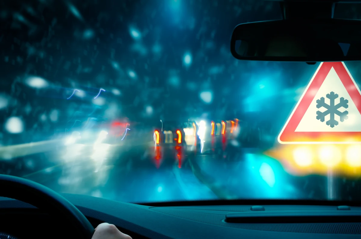 Instytut Meteorologii i Gospodarki Wodnej ostrzegł przed marznącymi opadami, które mogą powodować gołoledź. Alerty obowiązują w dwunastu województwach zachodniej, południowej, wschodniej i centralnej Polski.