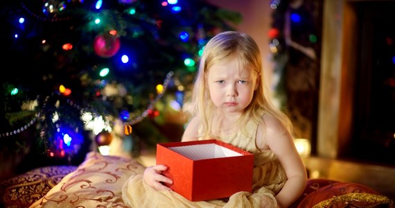 61,4 proc. Polaków zamierza w tym roku zaoszczędzić na prezentach świątecznych dla swoich dzieci. Ponad połowa z nich wskazała, że kupi upominki w promocjach, co trzeci poszuka tańszych zamienników, zaś 8,5 proc. rodziców postawi na produkty używane.