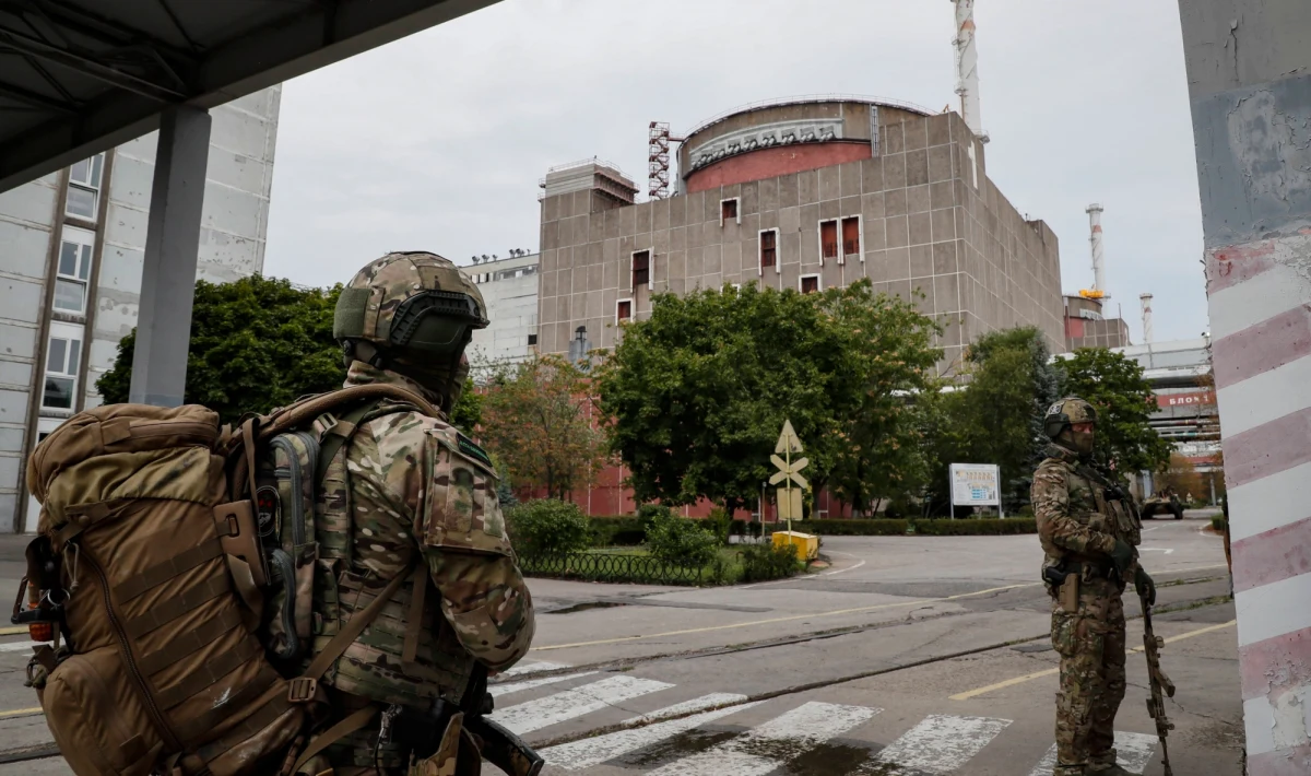 Rosjanie są gotowi wycofać się z Zaporoskiej Elektrowni Atomowej w Enerhodarze - informuje portal Meduza, powołując się na źródła zbliżone do Kremla. Moskwa stawia jednak warunek - chce gwarancji nieprzerwanego tranzytu gazu i ropy przez terytorium Ukrainy.