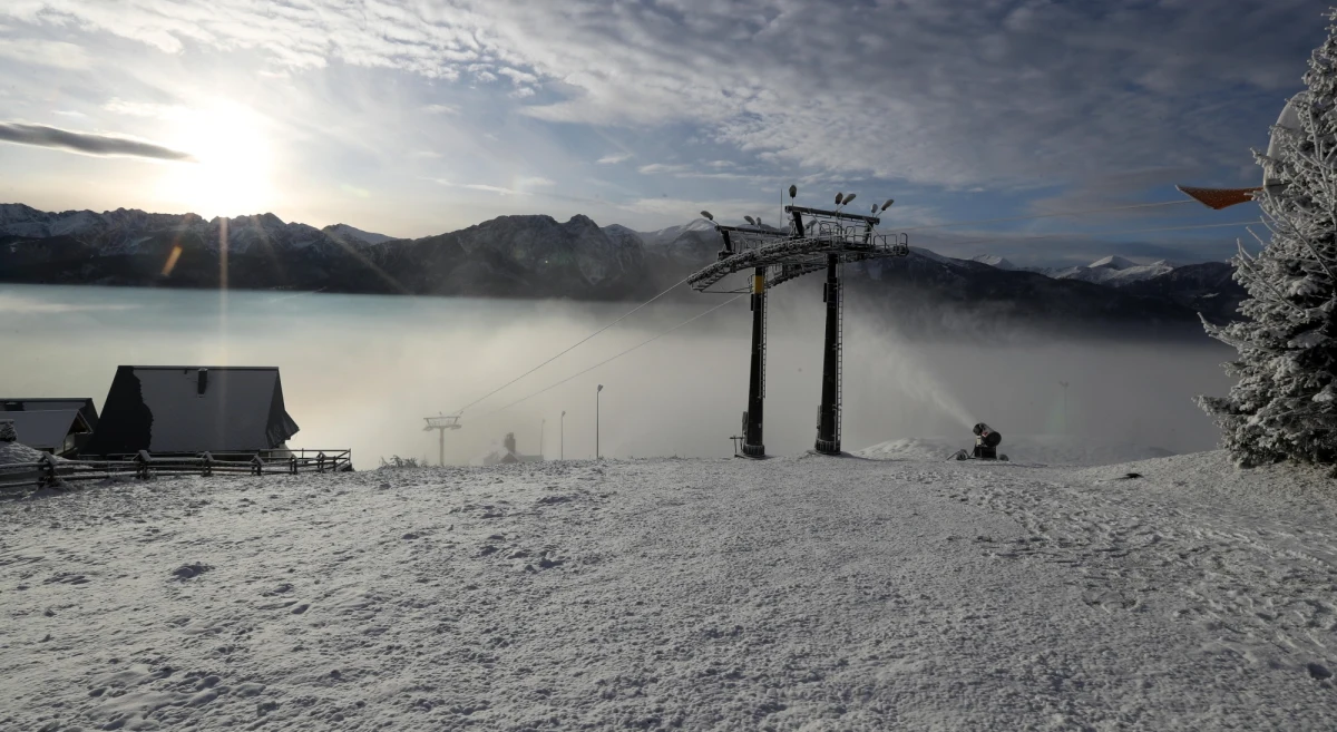 Warunki do uprawiania turystyki w wyższych partiach Tatr są bardzo trudne. Szlaki pokrywa zmrożony śnieg, a w partiach szczytowych obowiązuje pierwszy stopień zagrożenia lawinowego - ostrzegają służby Tatrzańskiego Parku Narodowego (TPN). 