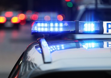 Policyjny pościg w Gdańsku. 25-latek zderzył się z radiowozem i sygnalizatorem