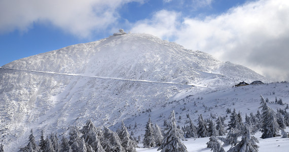 Rozpoczął się sezon narciarski w Karkonoszach na Dolnym Śląsku. W weekend pierwsi narciarze i snowboardziści będą mogli korzystać z wyciągów do godz. 21, a w tygodniu do godz. 16. Wyciąg narciarski jest czynny codziennie od godziny 9.