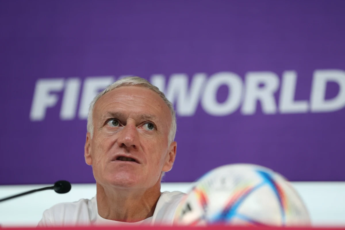 Francuscy piłkarze muszą odcinać od piłek Roberta Lewandowskiego - ostrzegł selekcjoner reprezentacji mistrzów świata Didier Deschamps przed niedzielnym meczem 1/8 finału mundialu w Katarze, w którym rekord występów "Trójkolorowych" ma wyrównać bramkarz Hugo Lloris.