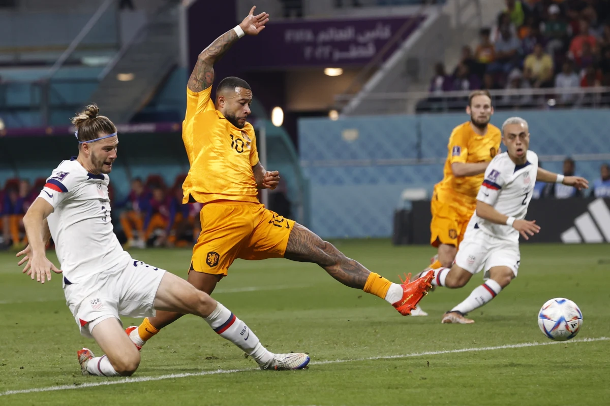 Piłkarze z USA podjęli walkę z drużyną Holandii, ale sił i umiejętności starczyło im jedynie na strzelenie jednej bramki. Holendrzy byli znacznie skuteczniejsi i po golach Memphisa Depaya, Daleya Blinda i Denzela Dumfriesa awansowali do ćwierćfinału mistrzostw świata. Holandia - USA 3:1. 