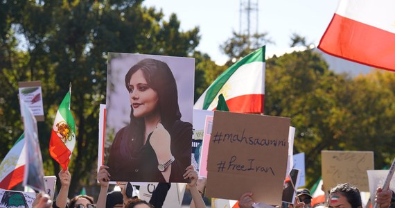 Iran mogą czekać zmiany. Prokurator generalny Mohamed Dżafar Montazeri przekazał, że parlament i wymiar sprawiedliwości Iranu poddają ponownej ocenie obowiązujący w kraju nakaz noszenia przez kobiety hidżabu, chusty zakrywającej włosy, uszy i szyję.