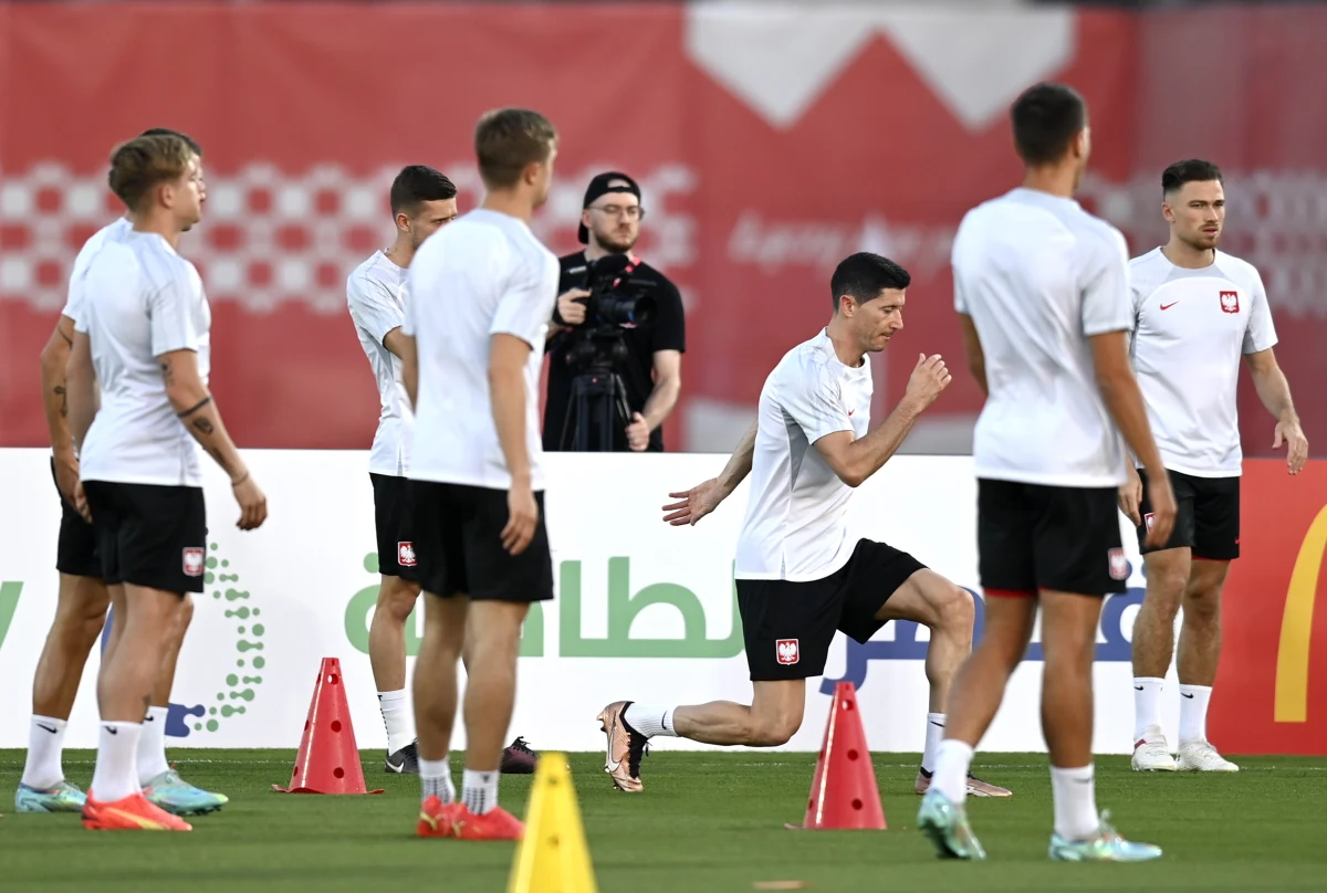 Piłkarska reprezentacja Polski zagra w niedzielę o awans do najlepszej ósemki mistrzostw świata. Przed kadrą Czesława Michniewicza zadanie bardzo trudne. By się tam znaleźć, trzeba pokonać aktualnych mistrzów świata Francuzów. "Francuzi do spotkania z Polską podejdą bardzo zdyscyplinowani, bo oni nie przyjechali tu wyjść z grupy jak my. Oni przyjechali do Kataru, by obronić tytuł mistrzów świata" – podkreśla Marek Jóźwiak. Z byłym reprezentantem Polski, obecnie ekspertem Canal+ i komentatorem ligi francuskiej o meczu 1/8 finału mundialu Polska – Francja rozmawiał Wojciech Marczyk z redakcji sportowej RMF FM. 