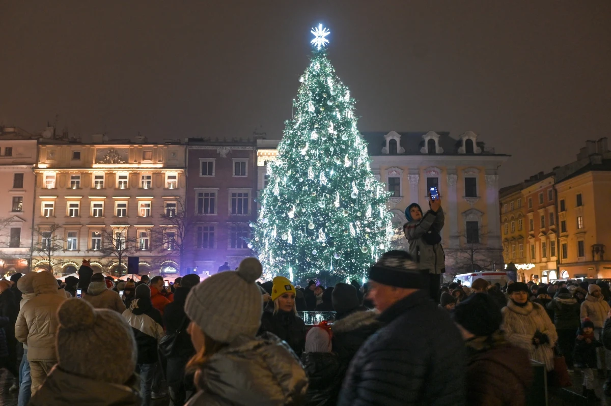 15-metrowy świerk stanął na Rynku Głównym w Krakowie. Drzewko zostało przystrojone 26 tysiącami energooszczędnych światełek, soplami imitującymi topnienie lodu i ponad tysiącem inkrustowanych baniek. Pobiera mniej energii od domowego czajnika. 