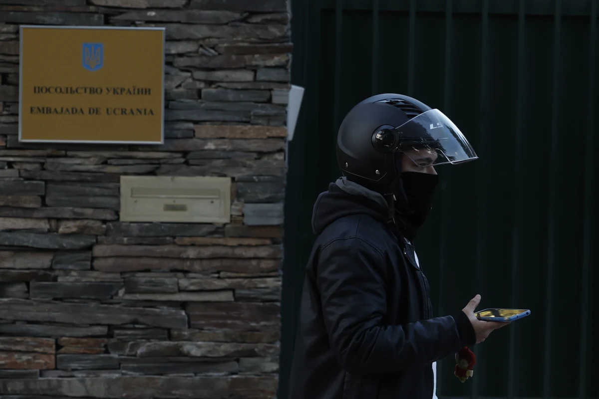 Sześć przesyłek zawierających ładunki wybuchowe, które w ostatnich dniach trafiły do instytucji politycznych i gospodarczych w Hiszpanii, ma związek z wyjazdem hiszpańskich ekspertów na Ukrainę w celu zbadania zbrodni wojennych popełnionych tam przez rosyjskie wojska - wynika ze śledztwa, na którego ustalenia w powołuje się dziennik "La Razon".