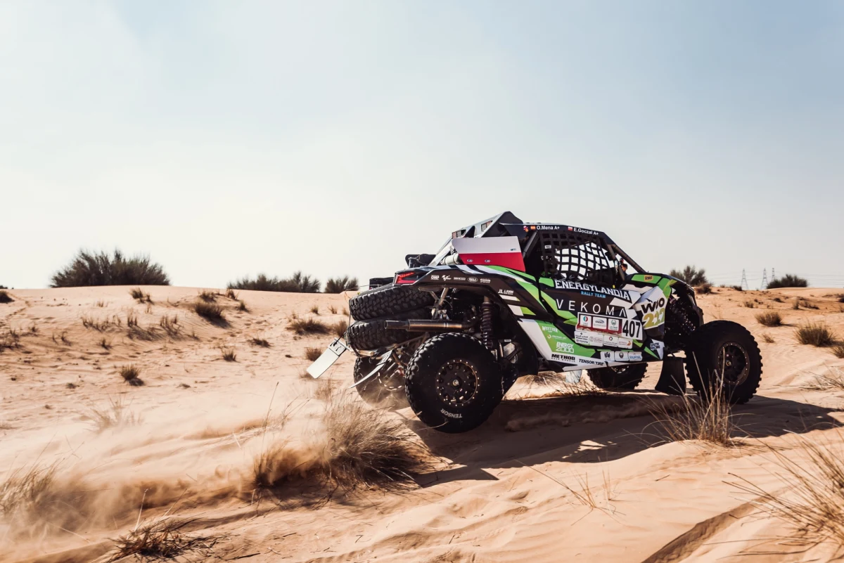 Czy można sobie wyobrazić coś lepszego niż zdobycie całego podium przez jeden zespół – polską załogę Energylandia Rally Team? Wspaniała wiadomość dla Polski ze świata motor sportu cieszy jeszcze bardziej, gdyż złoto przywozi Eryk Goczał, który zadebiutował w rajdzie Dubai International Baja i od razu uplasował się na pierwszym miejscu. To bardzo dobrze rokuje w kontekście zbliżającego się wielkimi krokami Rajdu Dakar, w którym młody rajdowiec reprezentujący Energylandia Rally Team weźmie udział. Miniony rajd traktowany jest jako zasadniczo najlepszy trening przed najważniejszym wydarzeniem sezonu, od które dzieli nas niespełna miesiąc. 