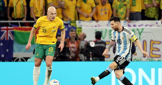 Argentyna pokonała Australię 2:1 w sobotnim meczu 1/8 finału piłkarskich mistrzostw świata w Katarze. W piątek w ćwierćfinale zmierzy się z Holandią, która kilka godzin wcześniej wygrała z USA 3:1.