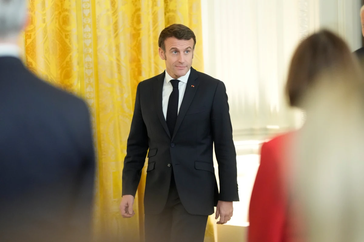 "Zachód powinien rozważyć, jak odpowiedzieć na zgłaszaną przez Rosję potrzebę uzyskania gwarancji bezpieczeństwa, jeśli Władimir Putin zgodzi się na negocjacje w celu zakończenia wojny z Ukrainą" - oświadczył prezydent Francji Emmanuel Macron. "Europa musi zacząć przygotowania do budowy nowej architektury bezpieczeństwa na kontynencie i zastanowić się, jak ma ona wyglądać w przyszłości" - dodał.