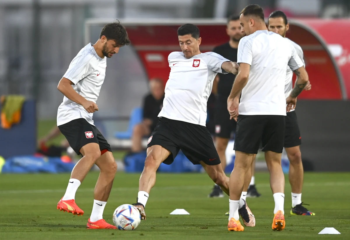 Kadra Czesława Michniewicza może osiągnąć największy sukces w polskim futbolu w XXI wieku. Warunkiem jest wyeliminowanie broniącej tytułu Francji w 1/8 finału mistrzostw świata w Katarze. W innym niedzielnym meczu o awans do ćwierćfinału Anglia zagra z Senegalem.