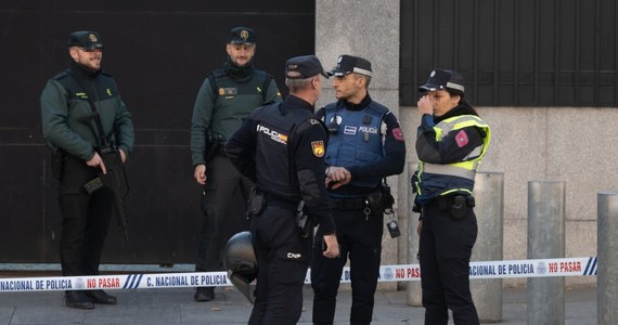 Przesyłki zawierające ładunki wybuchowe, które w ostatnich dniach trafiły do hiszpańskich instytucji politycznych i gospodarczych, zostały wysłane z Valladolid na północy Hiszpanii - poinformowała agencja Reutera, powołując się na źródła zbliżona do śledztwa. 
