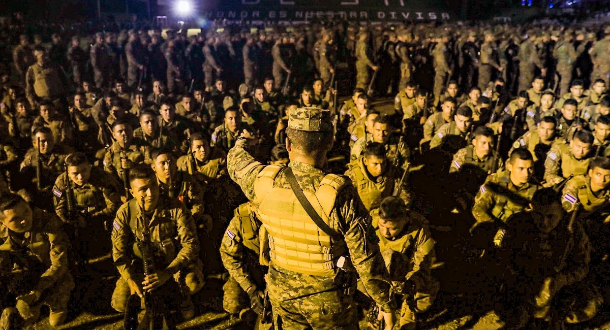 Rząd Salwadoru wysłał 10 tys. żołnierzy i policjantów, by otoczyli miasto Soyapango i wyłapali znajdujących się tam członków gangu - podaje agencja AP. To jedna z największych operacji podczas trwającego w Salwadorze od marca stanu wyjątkowego, oficjalnie wprowadzone w ramach walki z ulicznymi zorganizowanymi grupami przestępczymi. 