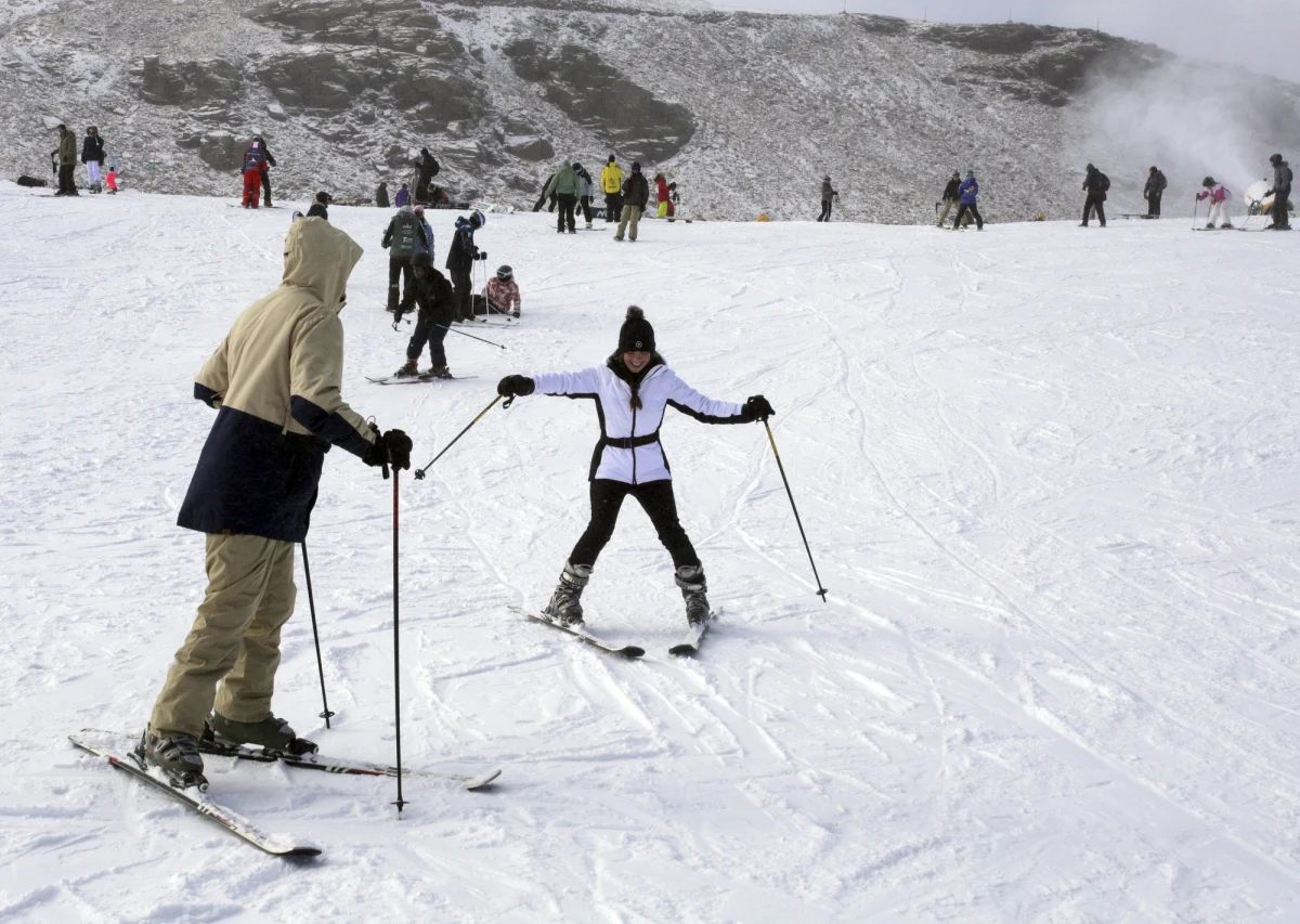 W obliczu rosnących kosztów energii ośrodki narciarskie w całej Europie podnoszą ceny karnetów narciarskich, zakwaterowania i innych usług. W Austrii skracają godziny otwarcia i rezygnują z nocnej jazdy na nartach. We Włoszech ceny karnetów wzrosły o 13 proc. We Francji kolejki jeżdżą nawet o 30 proc. wolniej.
