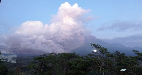 Po erupcji wulkanu Semeru we wschodniej części wyspy Jawa władze Indonezji podwyższyły stopień zagrożenia do najwyższego poziomu i zarządziły ewakuację okolicznej ludności. 