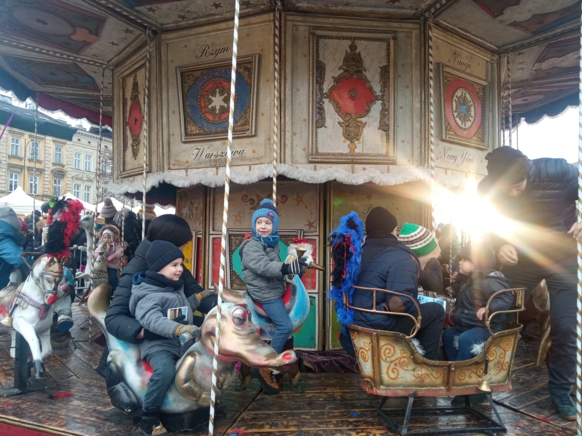 W Podgórzu, jednej z dzielnic Krakowa, można się w ten weekend wybrać na Podgórskie Targi Rzeczy Wyjątkowych. Ponad 70 wystawców oferuje tam swoje - w większości ręcznie robione - produkty. Atrakcją jest też działająca, zabytkowa karuzela, która ma już ponad 100 lat. 