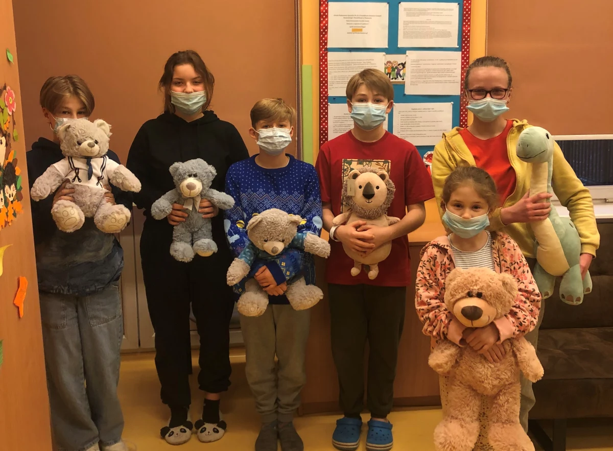 W okolicach dnia Pluszowego Misia, który przypada na 25 listopada w szpitalach w całej Polsce pojawiają się wolontariusze, którzy wręczają małym pacjentom pluszowe zabawki i starają się w ten sposób dać im powód do uśmiechu. Nasza reporterka, Anna Zakrzewska, wybrała się do jednego ze szpitali w Warszawie i porozmawiała z obdarowanymi tam dziećmi. 