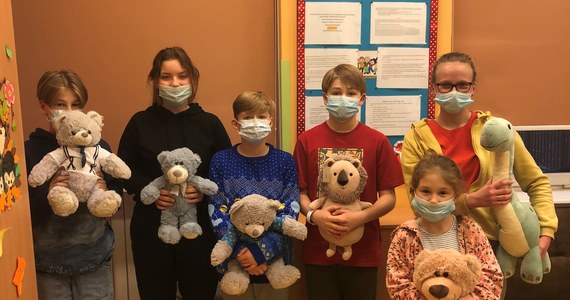 W okolicach dnia Pluszowego Misia, który przypada na 25 listopada w szpitalach w całej Polsce pojawiają się wolontariusze, którzy wręczają małym pacjentom pluszowe zabawki i starają się w ten sposób dać im powód do uśmiechu. Nasza reporterka, Anna Zakrzewska, wybrała się do jednego ze szpitali w Warszawie i porozmawiała z obdarowanymi tam dziećmi. 