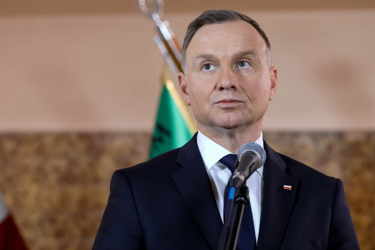 W Barbórkę, czyli święto św. Barbary obchodzone co roku 4 grudnia, Andrzej Duda spotkał się na terenie kopalni "Pniówek" w Pawłowicach (woj. śląskie) z górnikami oraz rodzinami zaginionych i tragicznie zmarłych w katastrofie, do której doszło w kwietniu. "To był bardzo, bardzo trudny kwiecień tego roku, najtragiczniejszy w polskim górnictwie od wielu, wielu lat" - powiedział prezydent. Andrzej Duda mówił również m.in. o sytuacji polskiego górnictwa.