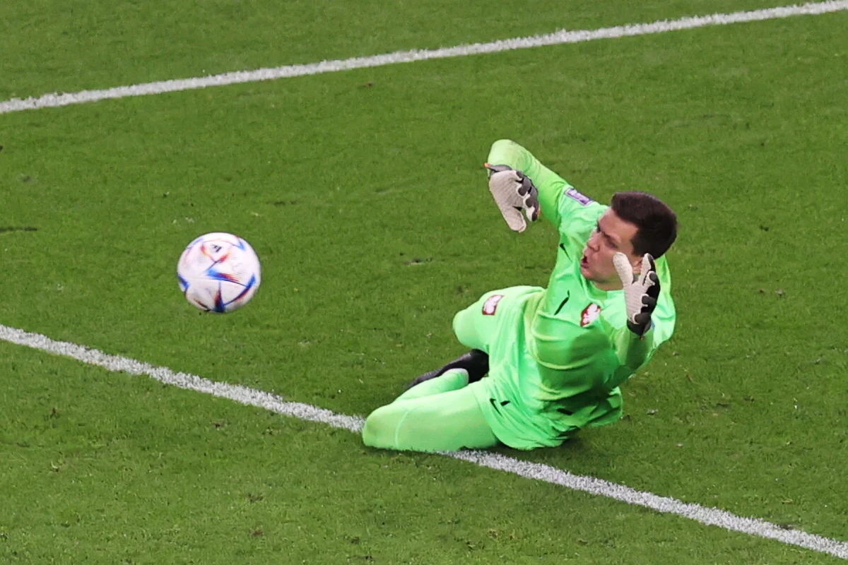 Reprezentacja Polski pożegnała się z mundialem w Katarze. Podopieczni Czesława Michniewicza przegrali w meczu 1/8 finału turnieju z Francją 1:3. Po spotkaniu kamery uchwyciły Wojciecha Szczęsnego, który pocieszał swojego syna - Liama.