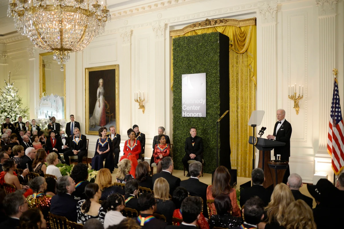 ​Prezydent Joe Biden przyjął w niedzielę w Białym Domu aktora George’a Clooneya, piosenkarki Amy Grant i Gladys Knight, kompozytorkę Tanię León oraz irlandzką grupę rockową  U2  w uznaniu ich osiągnięć artystycznych uhonorowanych  nagrodami Centrum Kennedy'ego.