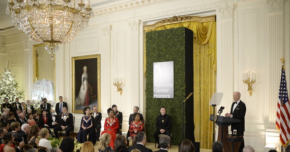 ​Prezydent Joe Biden przyjął w niedzielę w Białym Domu aktora George’a Clooneya, piosenkarki Amy Grant i Gladys Knight, kompozytorkę Tanię León oraz irlandzką grupę rockową  U2  w uznaniu ich osiągnięć artystycznych uhonorowanych  nagrodami Centrum Kennedy'ego.
