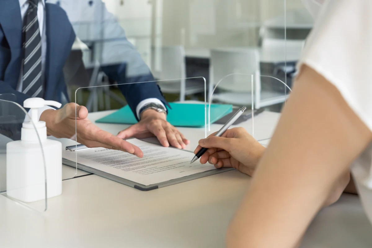 Od dziś (5 grudnia) Urząd Miasta Krakowa skraca godziny obsługi mieszkańców we wszystkich lokalizacjach do g. 15.30. W ten sposób magistrat chce zmniejszyć rachunki za prąd. Dłużej będzie można załatwić sprawy w punktach obsługi mieszkańców zlokalizowanych w trzech galeriach handlowych.   

